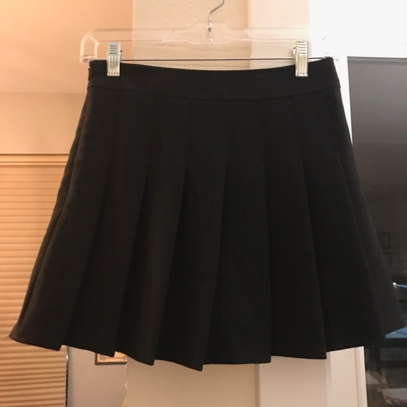 High Waisted Black Pleated Skirt with Zipper (S) - Picture 2 of 6